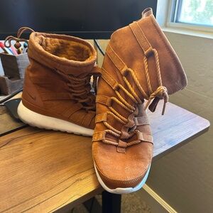 Nike Women's Roshe Run Hi Suede Tawny 807426 Fur Lined Boots